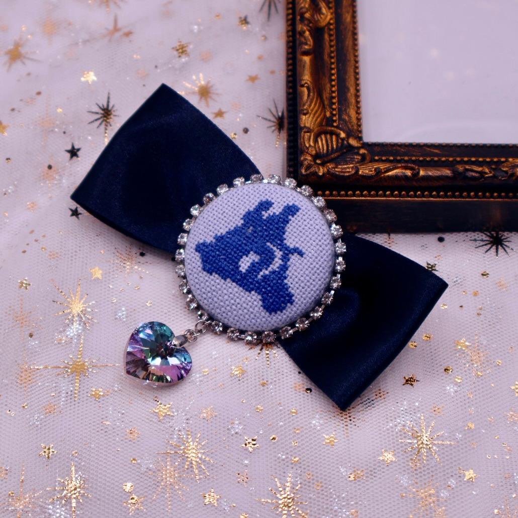 バイクに乗る男女 クリスタル付きバレッタ クロスステッチ刺繍1枚目の画像